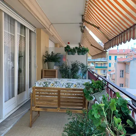 Lägenhet Spacious Near The Menton